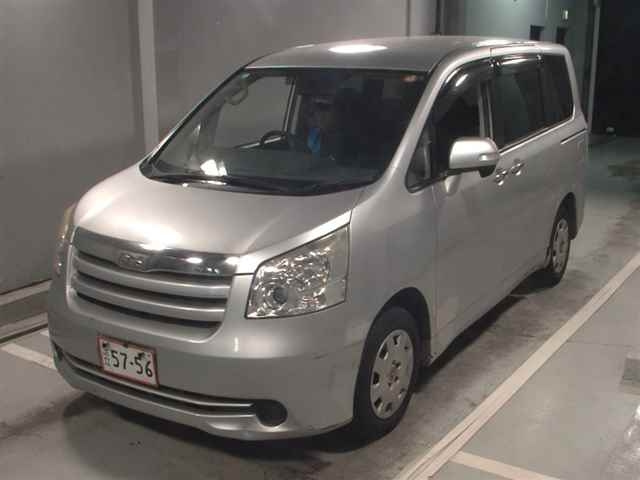 TOYOTA NOAH 2010