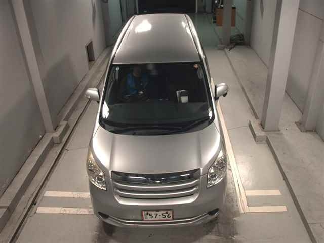 TOYOTA NOAH 2010