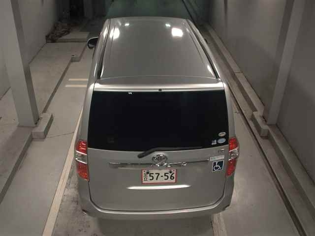 TOYOTA NOAH 2010