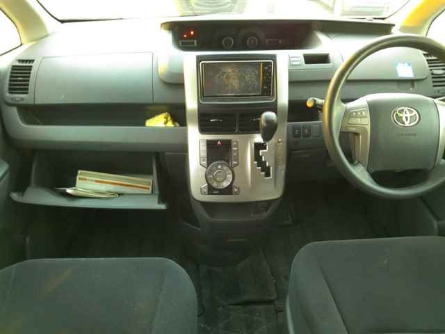 TOYOTA NOAH 2010