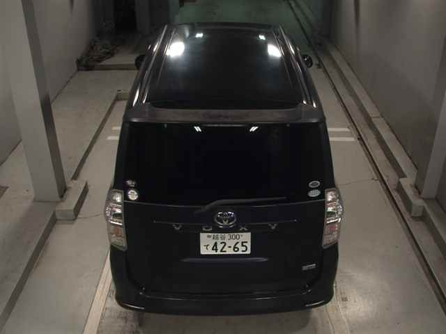 TOYOTA VOXY 2010
