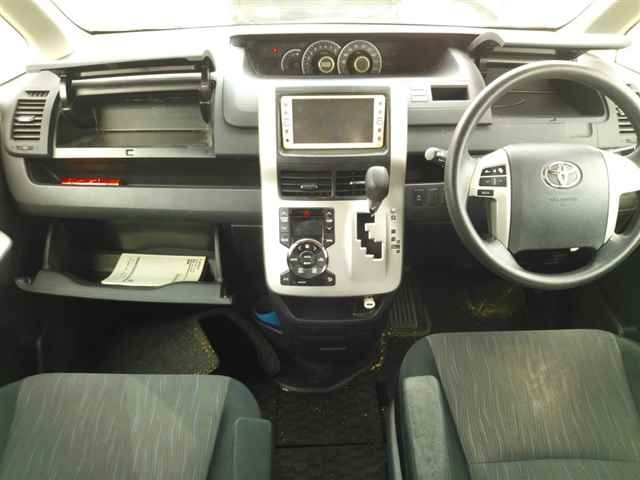 TOYOTA VOXY 2010