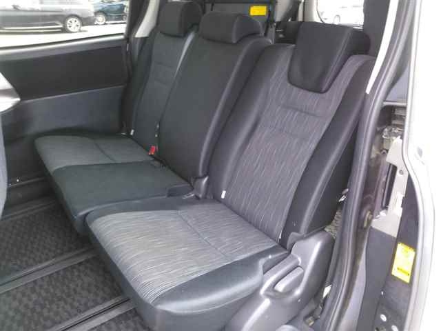 TOYOTA VOXY 2010
