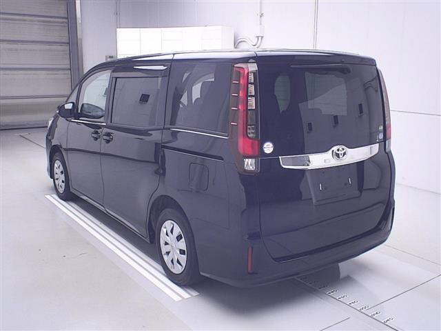 TOYOTA NOAH 2016