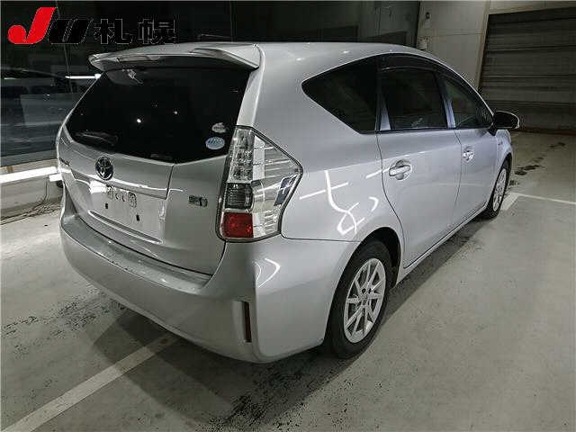 TOYOTA PRIUS ALPHA 2011