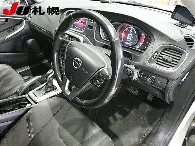 VOLVO V40 2016