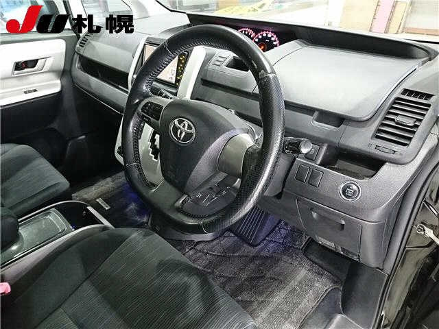 TOYOTA VOXY 2010