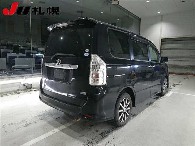 TOYOTA VOXY 2010