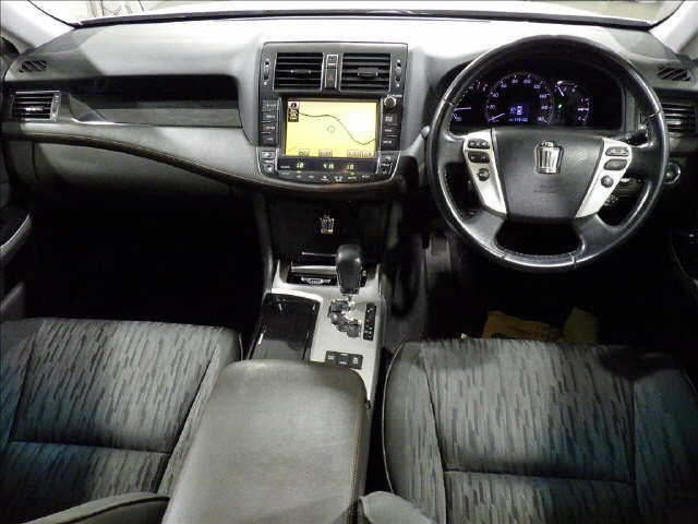 TOYOTA CROWN 2010