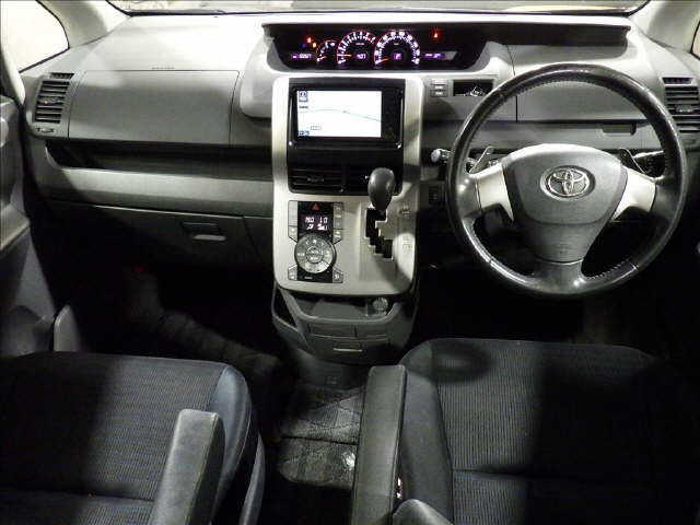 TOYOTA VOXY 2009