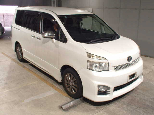 TOYOTA VOXY 2011