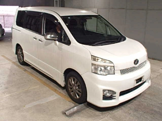 TOYOTA VOXY 2011