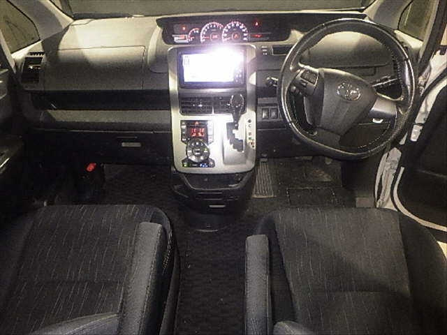 TOYOTA VOXY 2011