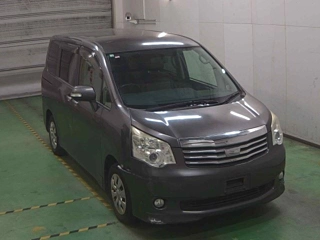 TOYOTA NOAH 2013