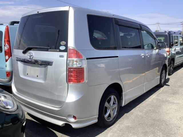 TOYOTA NOAH 2008