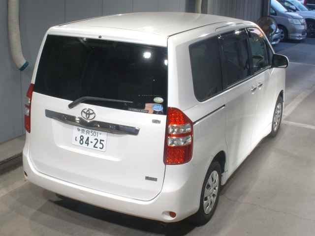 TOYOTA NOAH 2012