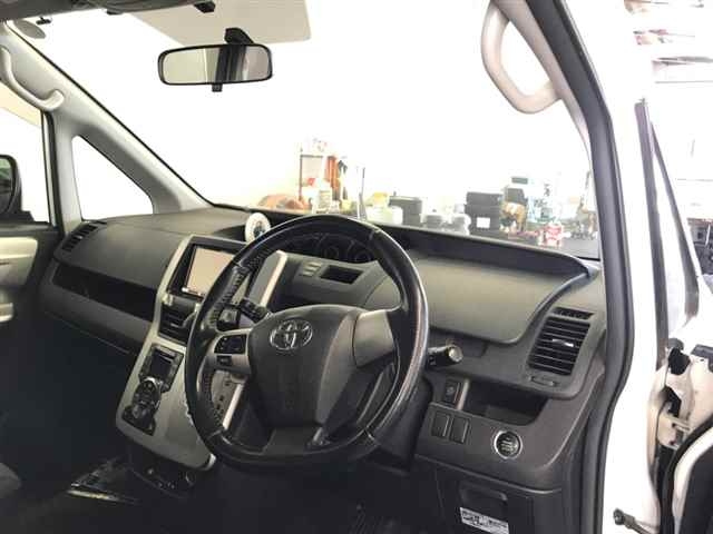 TOYOTA NOAH 2011