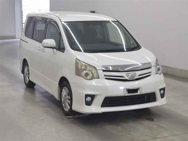 TOYOTA NOAH 2011