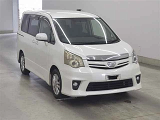 TOYOTA NOAH 2011