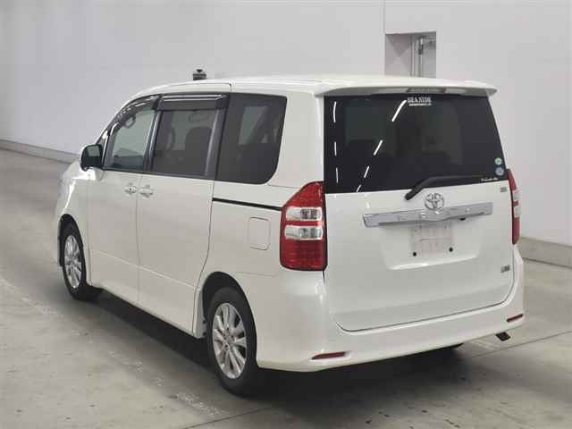 TOYOTA NOAH 2011