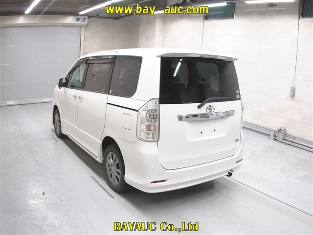 TOYOTA VOXY 2013