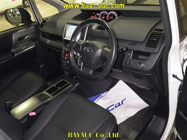 TOYOTA VOXY 2013