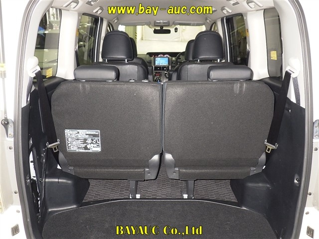 TOYOTA VOXY 2013