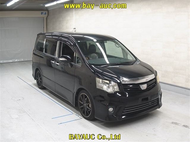 TOYOTA NOAH 2011