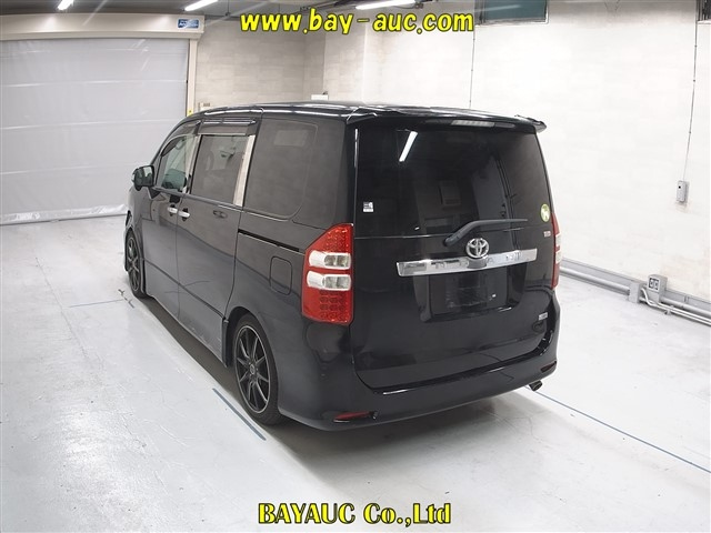TOYOTA NOAH 2011