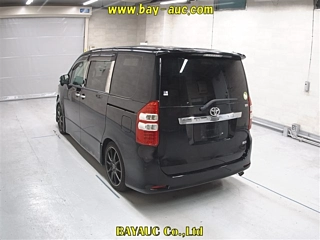 TOYOTA NOAH 2011