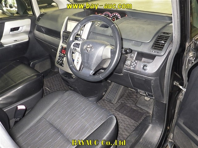 TOYOTA NOAH 2011