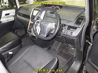 TOYOTA NOAH 2011