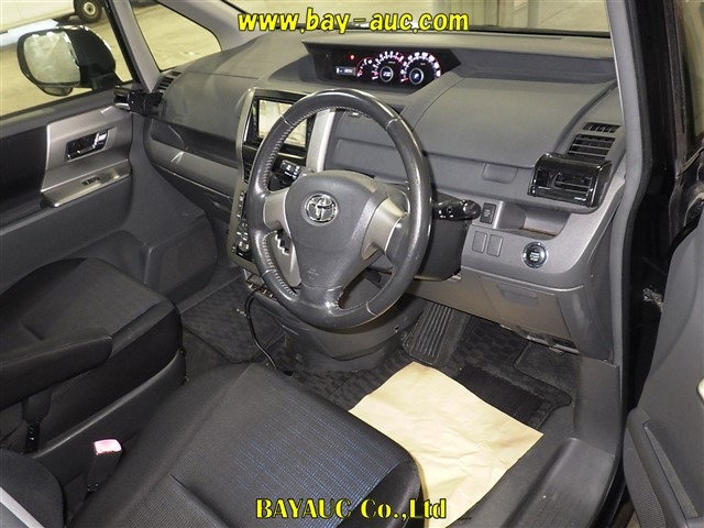 TOYOTA VOXY 2008