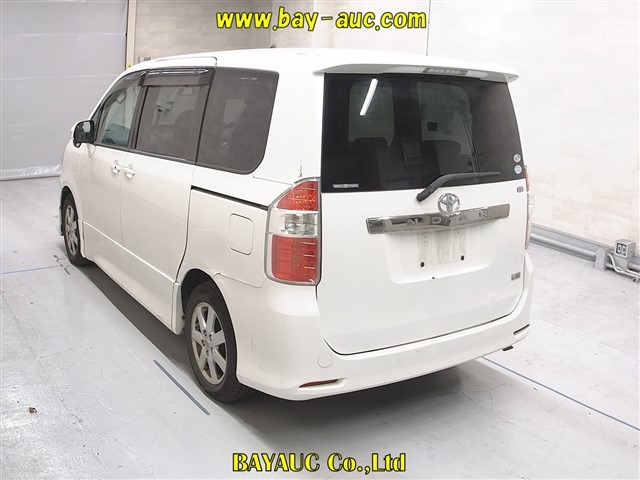 TOYOTA NOAH 2009