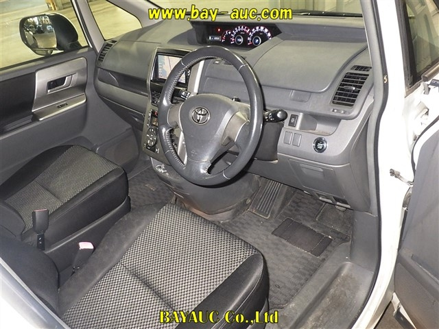 TOYOTA NOAH 2009