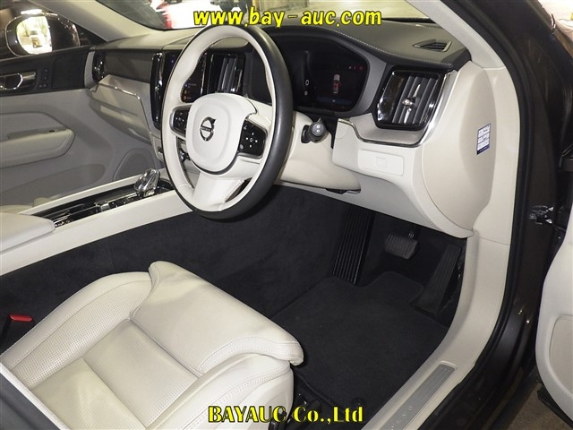 VOLVO XC60 2022