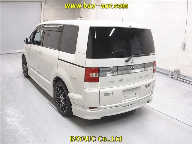 MITSUBISHI DELICA D5 2011