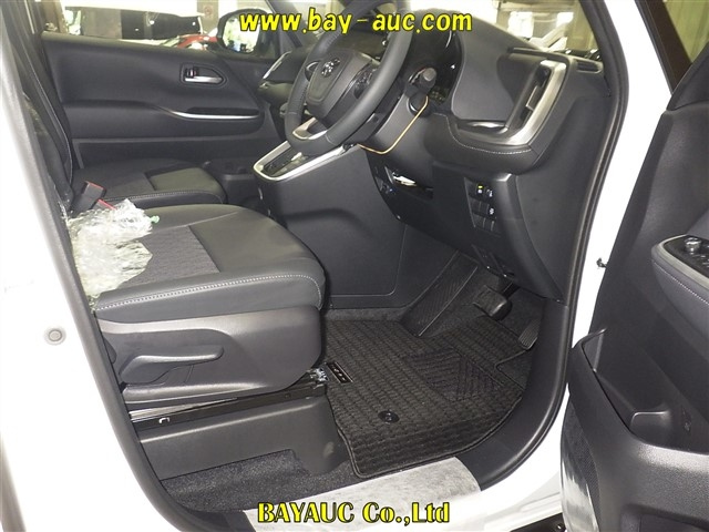 TOYOTA NOAH 2025