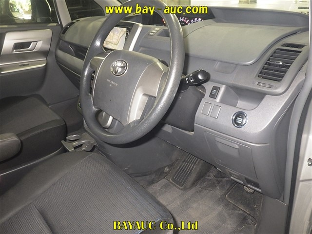 TOYOTA VOXY 2009