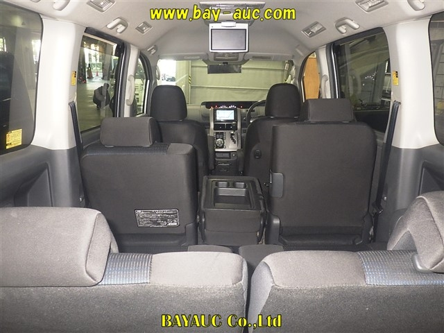 TOYOTA VOXY 2009