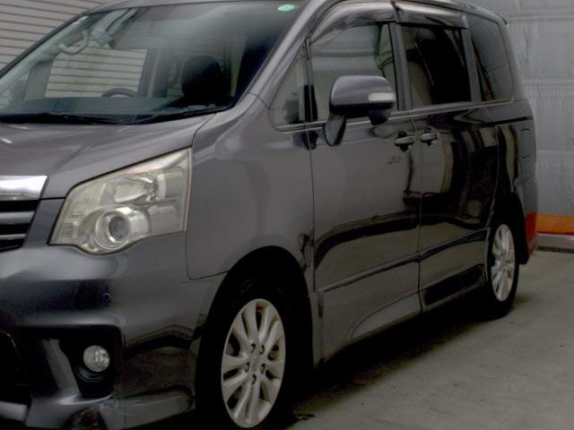 TOYOTA NOAH 2013