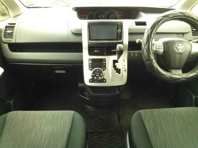 TOYOTA NOAH 2014