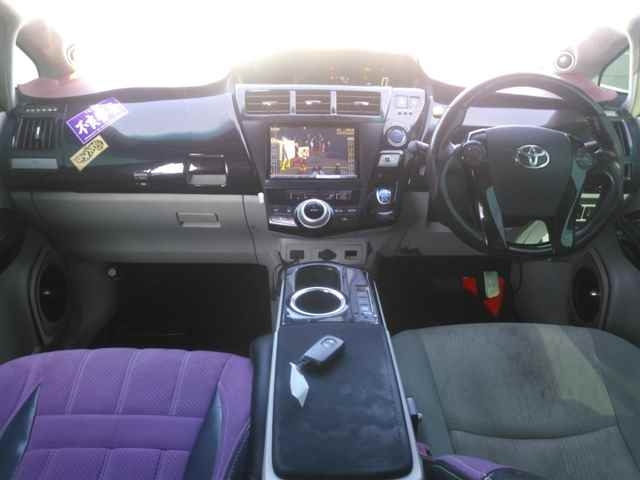 TOYOTA PRIUS ALPHA 2012