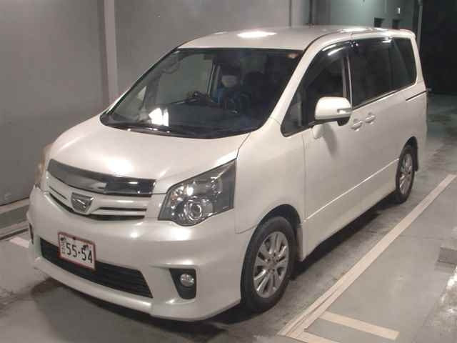 TOYOTA NOAH 2013