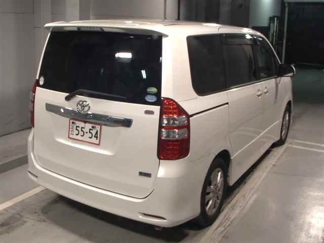 TOYOTA NOAH 2013