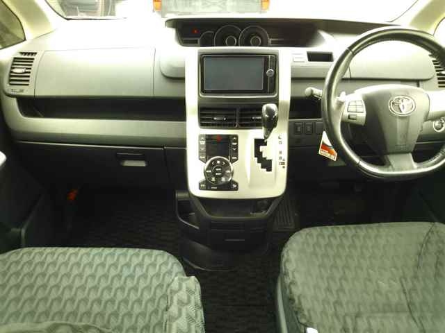 TOYOTA NOAH 2013
