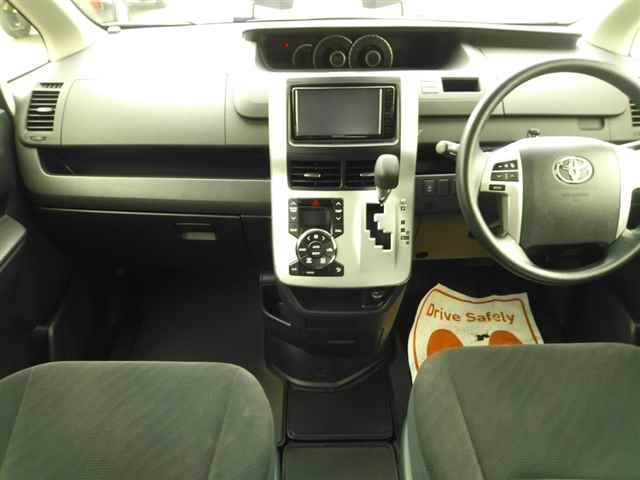 TOYOTA VOXY 2010