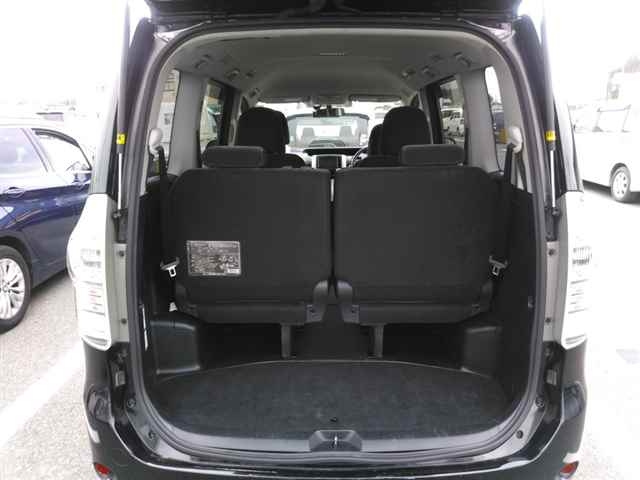 TOYOTA VOXY 2010