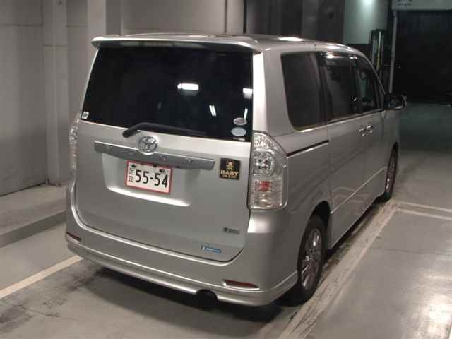 TOYOTA VOXY 2010