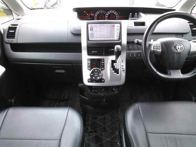 TOYOTA VOXY 2010